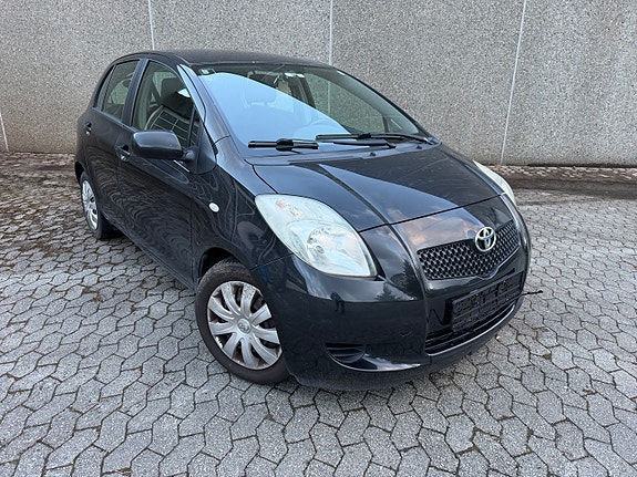 Toyota Yaris 2 of 30