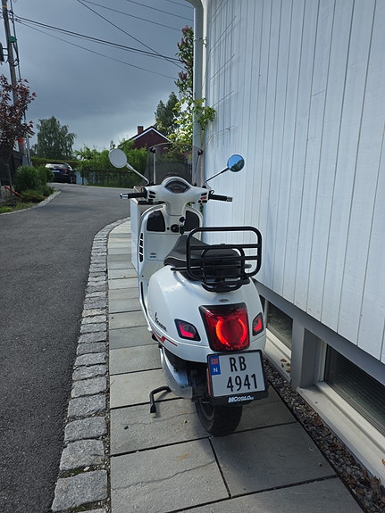 Vespa GTS 300 3 of 5