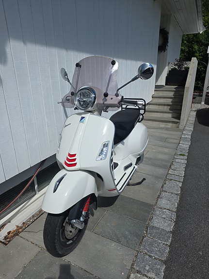 Vespa GTS 300 2 of 5