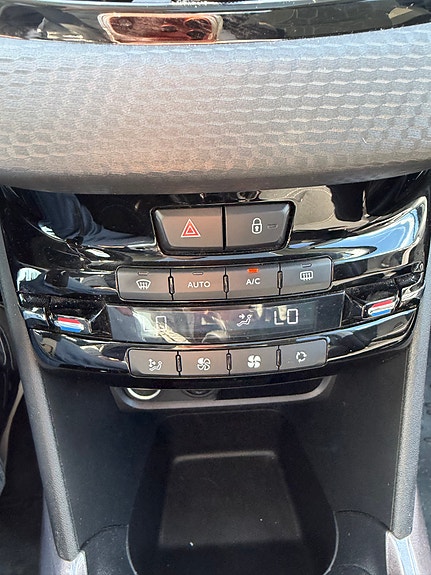 Peugeot 2008 26 of 30