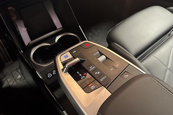 BMW iX2 14 of 17