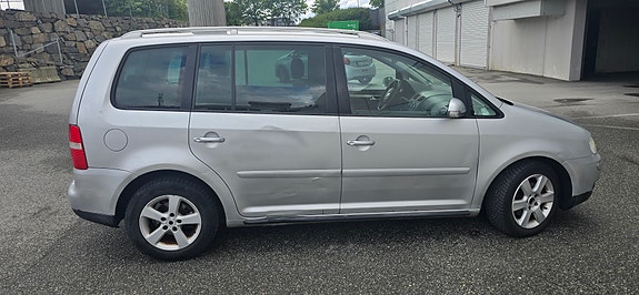 Volkswagen Touran 4 of 5