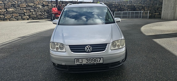 Volkswagen Touran 2 of 5