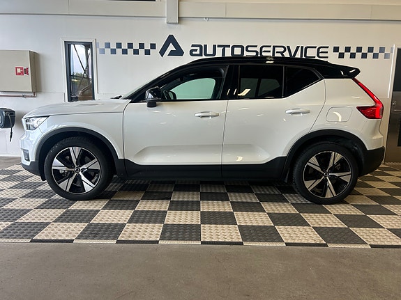 Volvo XC40 2 of 5