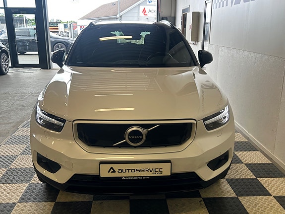 Volvo XC40 4 of 5