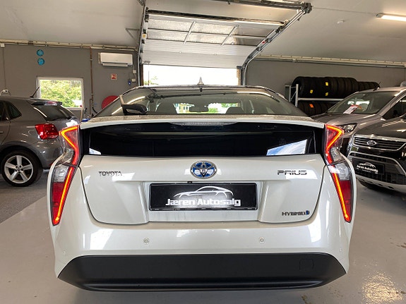 Toyota Prius 5 of 5