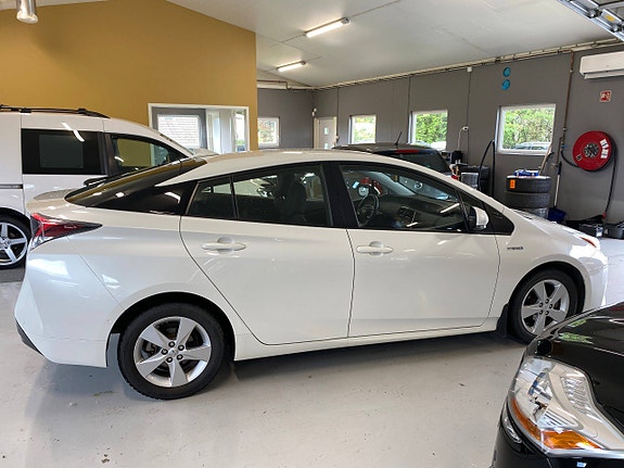Toyota Prius 3 of 5