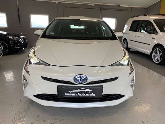 Toyota Prius 2 of 5