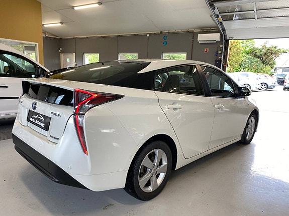 Toyota Prius 4 of 5