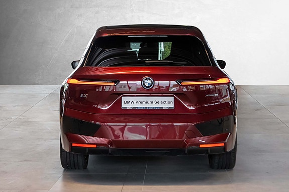 BMW iX 8 of 30
