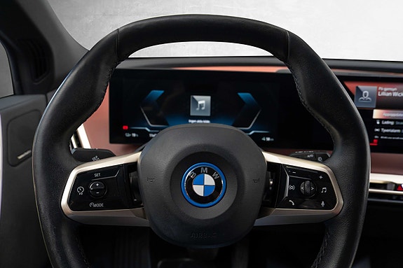 BMW iX 14 of 30