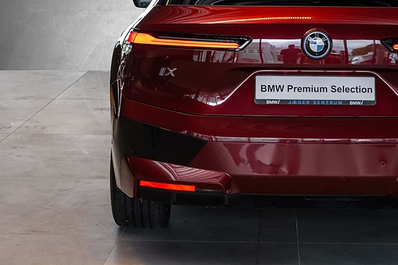 BMW iX 9 of 30