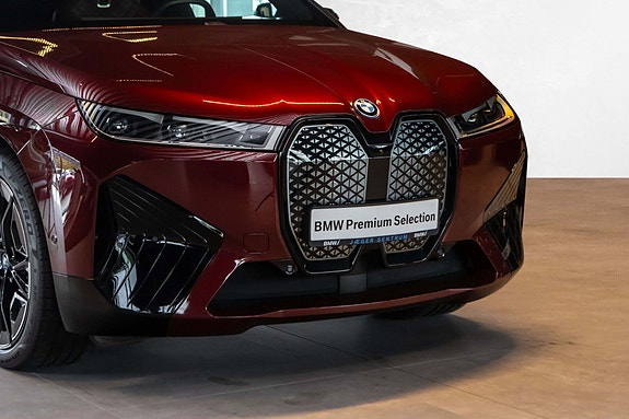 BMW iX 2 of 5