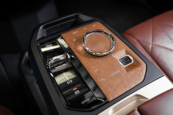 BMW iX 18 of 30