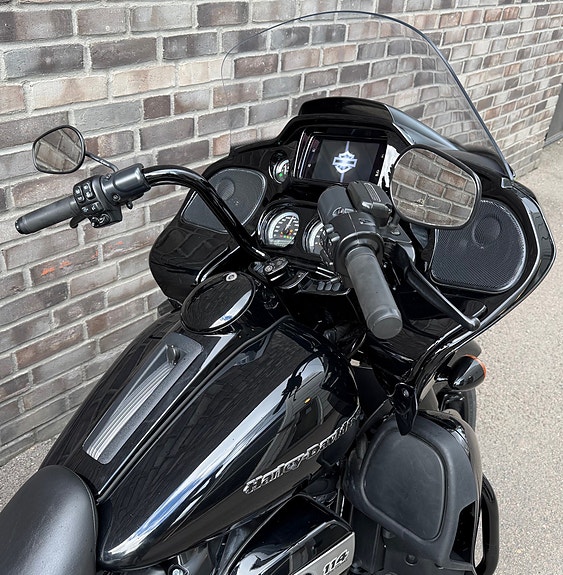 Harley-Davidson FLTRK Road Glide Limited 3 of 5