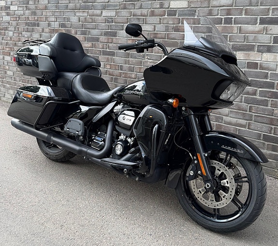 Harley-Davidson FLTRK Road Glide Limited 2 of 5