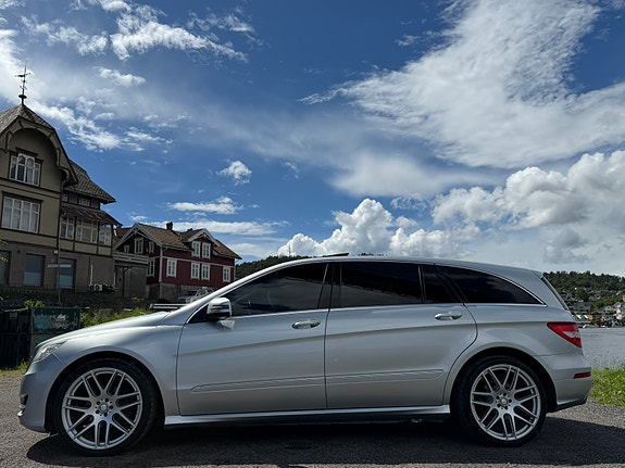 Mercedes-Benz R350 4 of 5