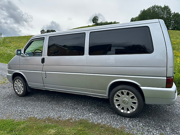 Volkswagen Caravelle 2 of 5