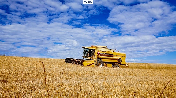 New Holland TX65 m/ 20 fot skjærebord og henger 4 of 5