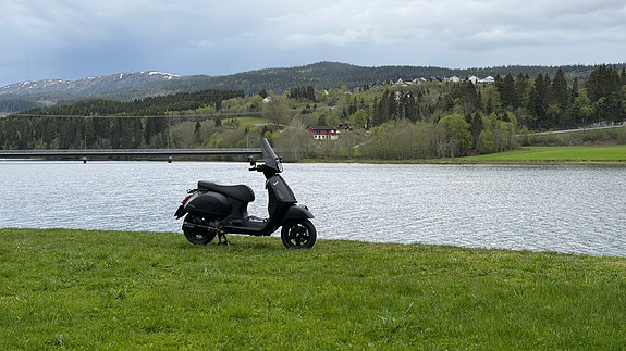 Vespa GTS 300 SuperSport 2 of 5
