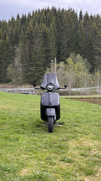 Vespa GTS 300 SuperSport 3 of 5