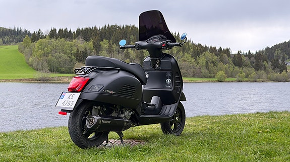 Vespa GTS 300 SuperSport 4 of 5