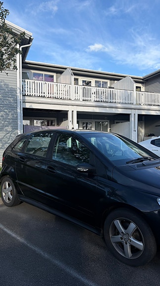 Mercedes-Benz B180 3 of 5