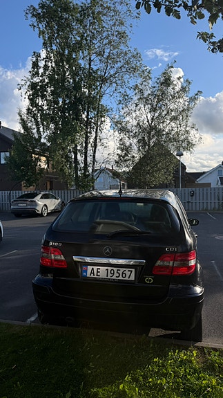 Mercedes-Benz B180 4 of 5