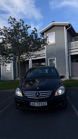 Mercedes-Benz B180 2 of 5