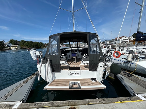 Utrolig flott, lite brukt og godt utstyrt 2023 mod. Hanse 418 selges! 2 of 5