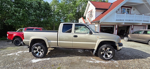 Chevrolet Silverado 4 of 5