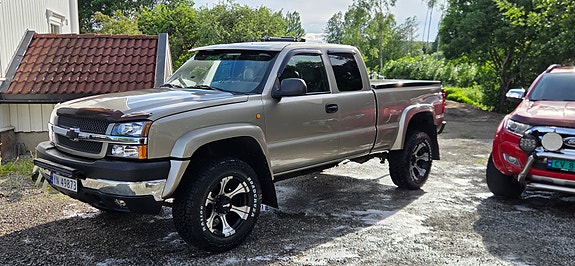 Chevrolet Silverado 2 of 5