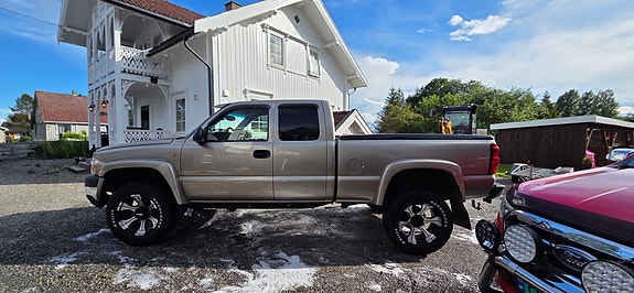 Chevrolet Silverado 3 of 5