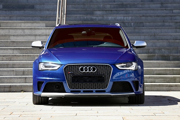 Audi RS4 3 of 5