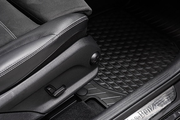 Mercedes-Benz GLC300 e 27 of 30