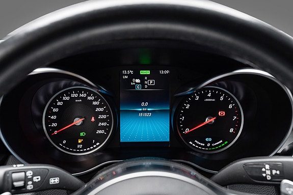 Mercedes-Benz GLC300 e 16 of 30