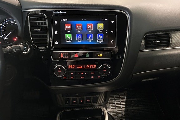 Infotainmentsystem med Bluetooth for handsfree og musikkstreaming.