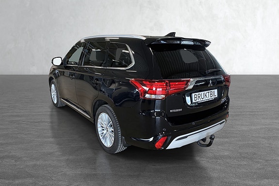 Sort metallic‑lakk gir Outlander et tidløst og robust SUV‑preg.