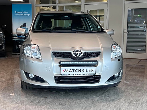 Toyota Auris 2 of 5