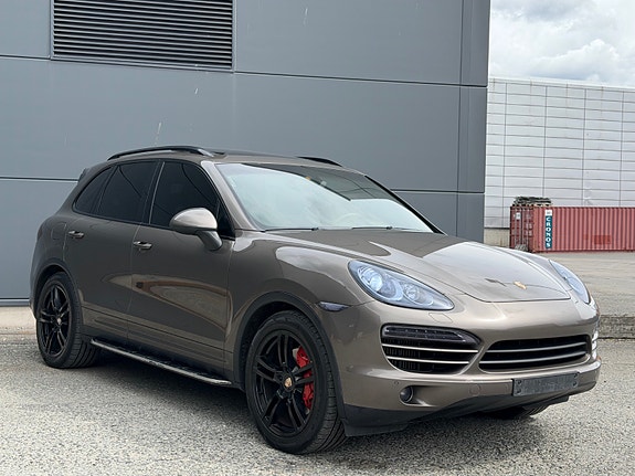 Porsche Cayenne 4 of 5