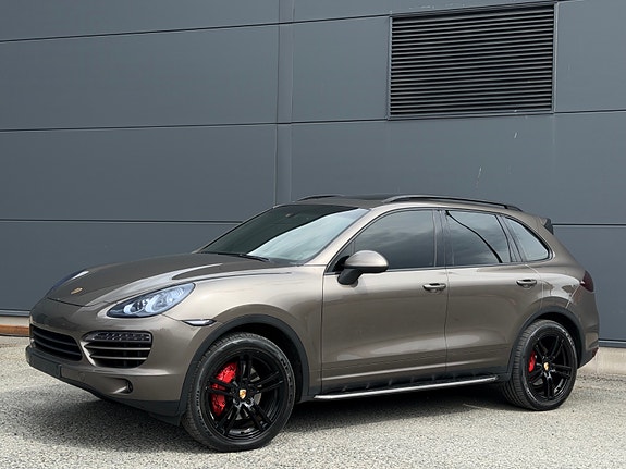 Porsche Cayenne 2 of 5