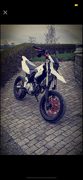 Yamaha WR 125 X 2 of 5