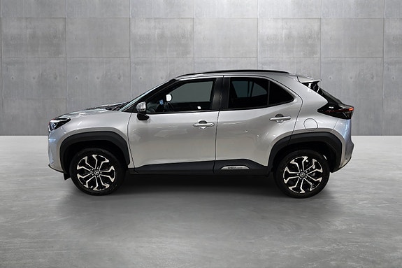 Toyota Yaris Cross 2 of 5