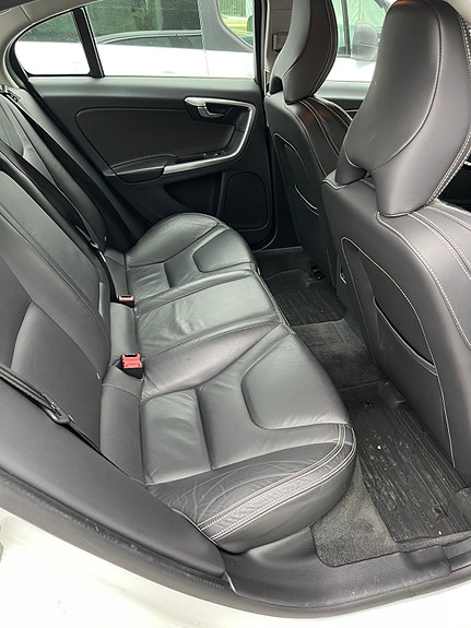 Volvo S60 7 of 8