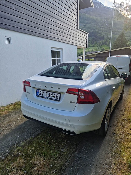 Volvo S60 4 of 5