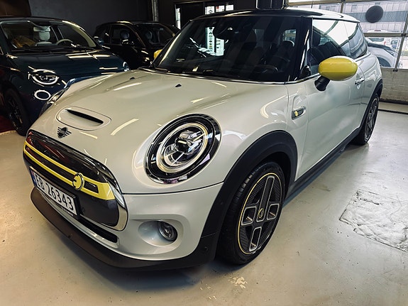 MINI Cooper SE 2 of 5