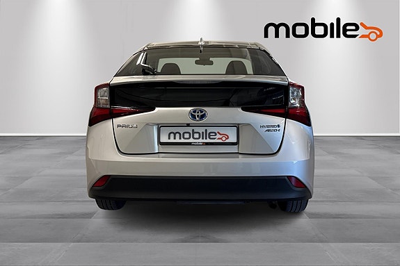 Toyota Prius 4 of 5