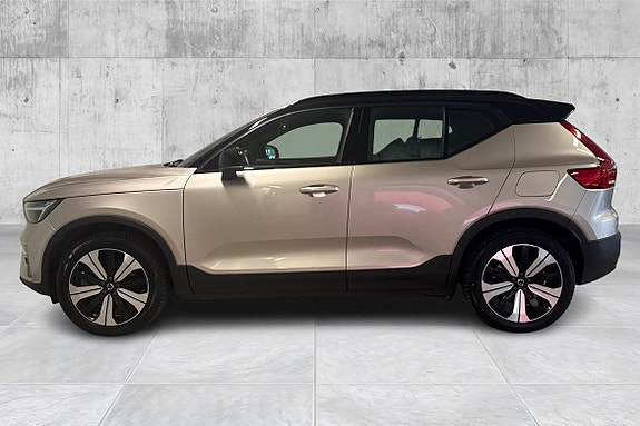 Volvo XC40 2 of 5