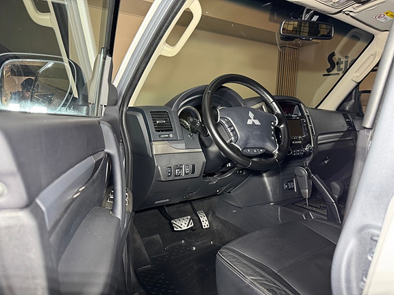 Mitsubishi Pajero 11 of 30