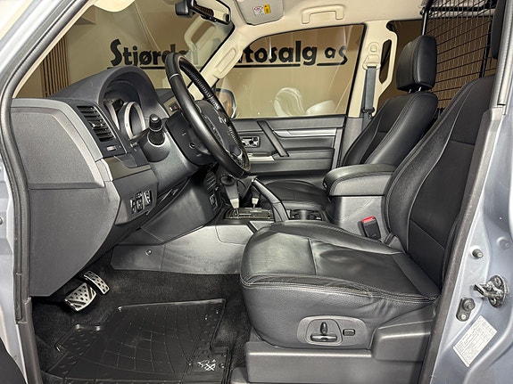 Mitsubishi Pajero 12 of 30